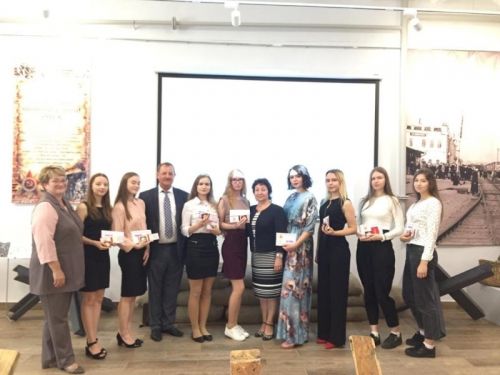 30.07.2020_tceremoniya_chestvovaniya_luchshih_vypusknikov_1