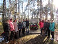 17.10.13_uborka_u_pamyatnika_3